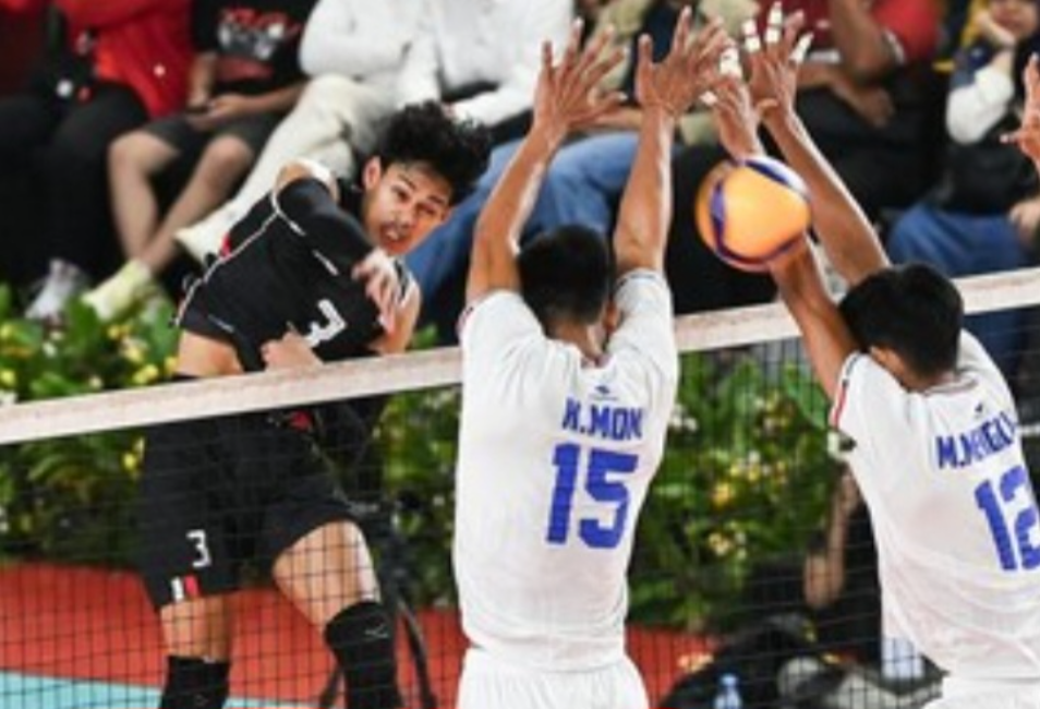 Spike Boy Arnez menembus blok pemain Kamboja.