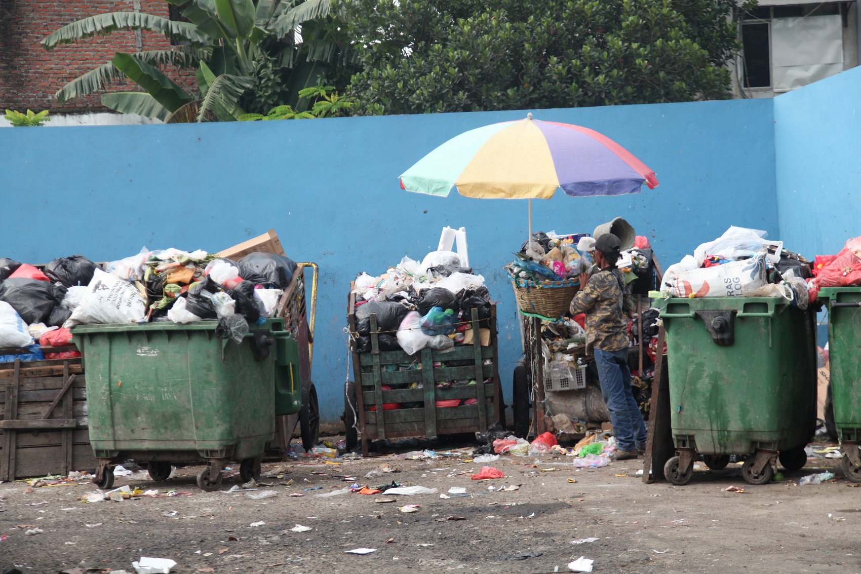 DLH Surabaya sudah menyediakan banyak TPS, namun masih saja ada warga yang membuang sampah sembarangan.