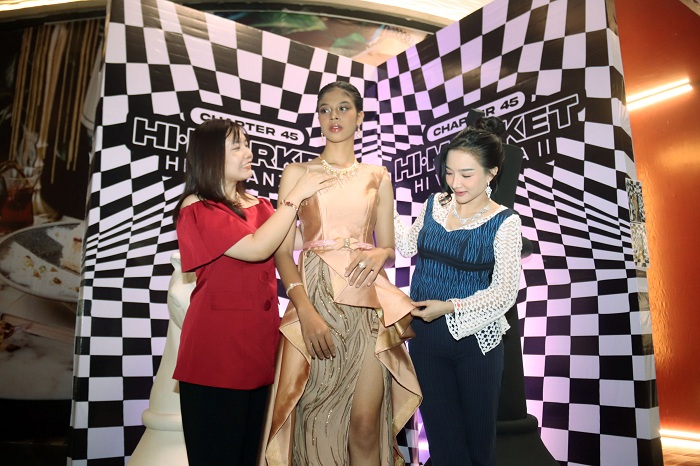 RAPIKAN BUSANA: Mega Ma (kanan) dan Stefanie merapikan busana yang dipakai model sebelum peragaan.