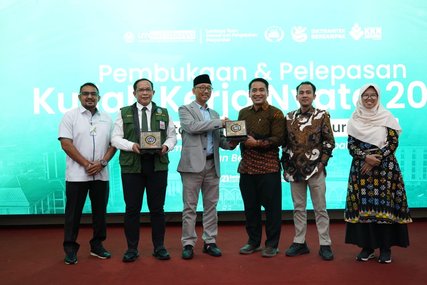 UM Surabaya melalui Lembaga Riset, Inovasi dan Pengabdian Masyarakat (LRIPM) melepas 1.133 mahasiswa KKN.