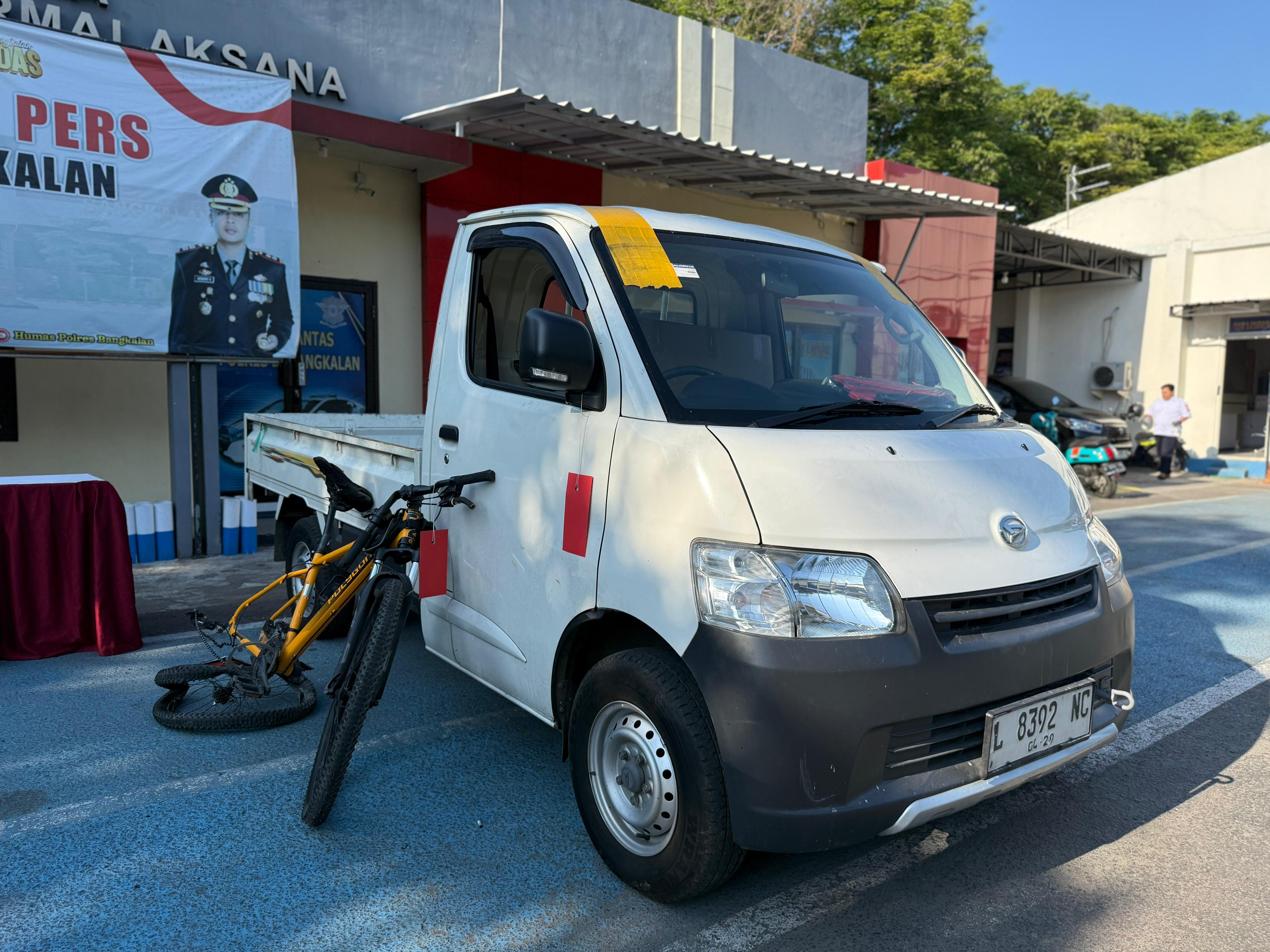 DISITA : Barang bukti mobil yang disita dari tersangka AR warga Gubeng, Surabaya, dan sepeda korban disita Polres Bangkalan.(IST/RADAR SURABAYA)