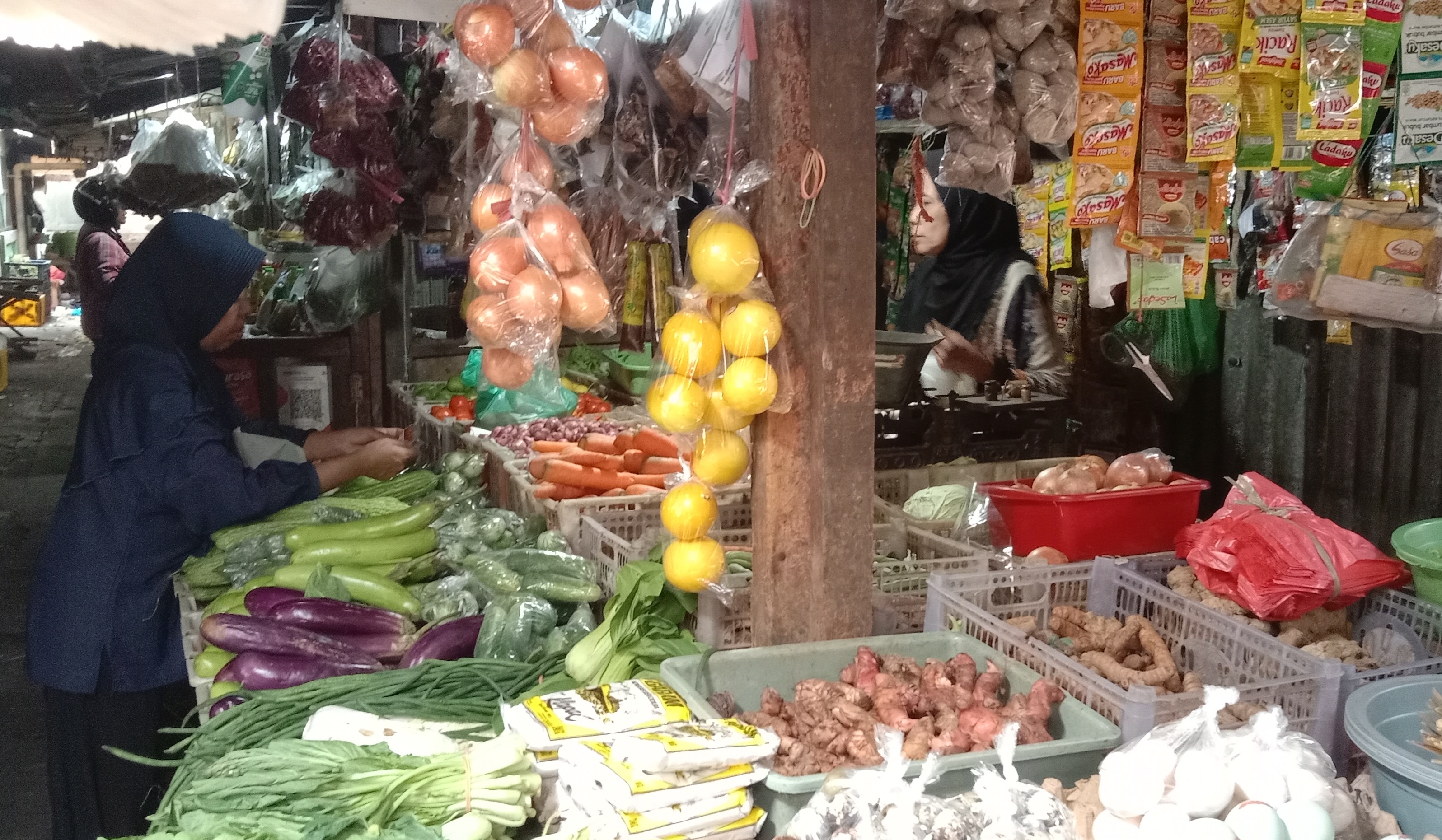 MEROKET: Pedagang di Pasar Tradisional Dukuh Kupang Surabaya mengeluh karena pembeli mengurangi pembeli mengingat harga bumbu dapur yang meroket.