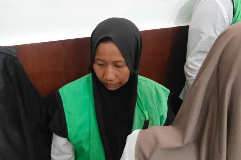 LEMAS : Kepala toko emas Hermin saat menjalani sidang di PN Surabaya. Ia menggelapakan perhiasan emas seberat 1,4 kilogram.(SURYANTO/RADAR SURABAYA)