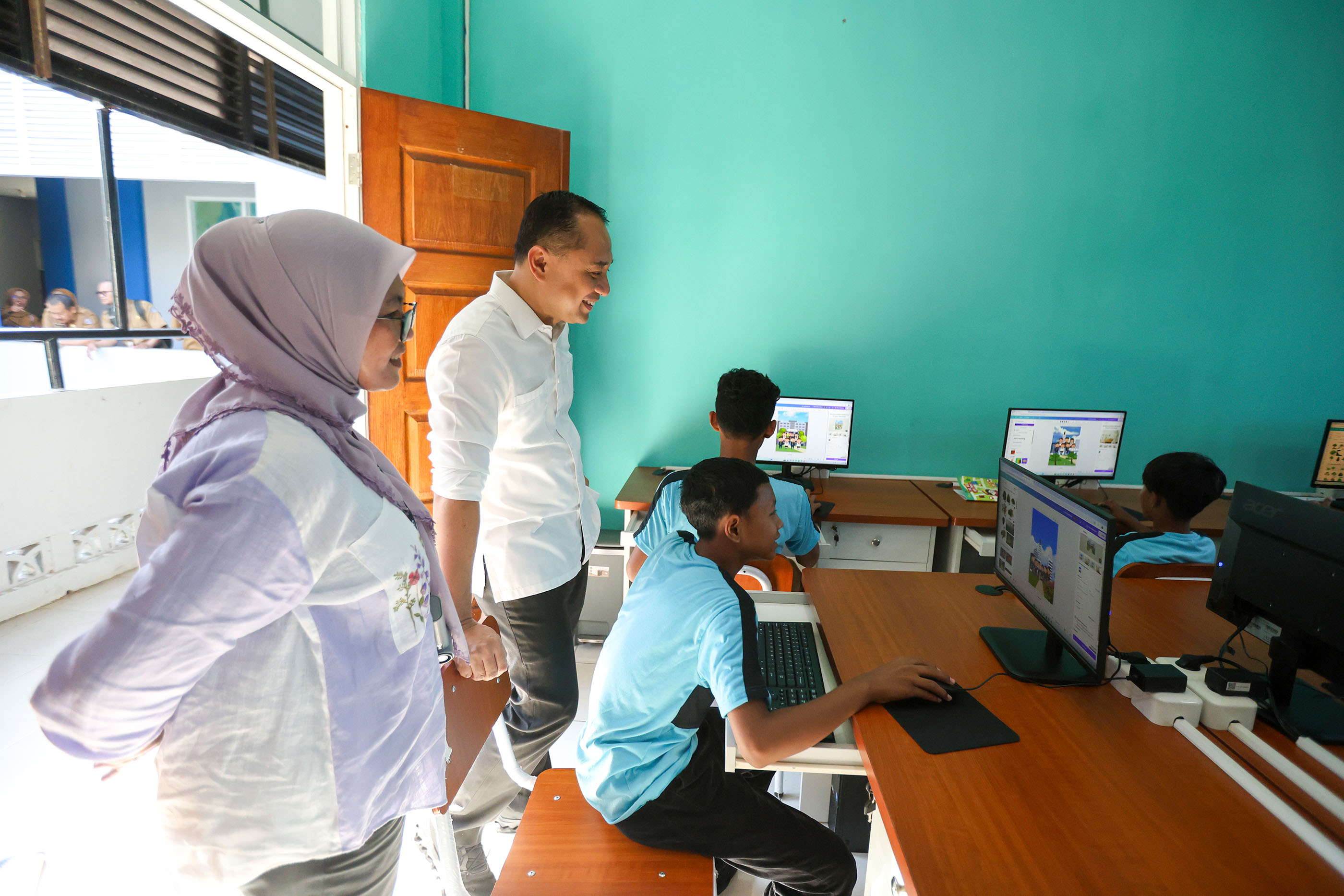 Sejumlah anak belajar di Rumah Ilmu Anak Surabaya alias RIAS. (IST)
