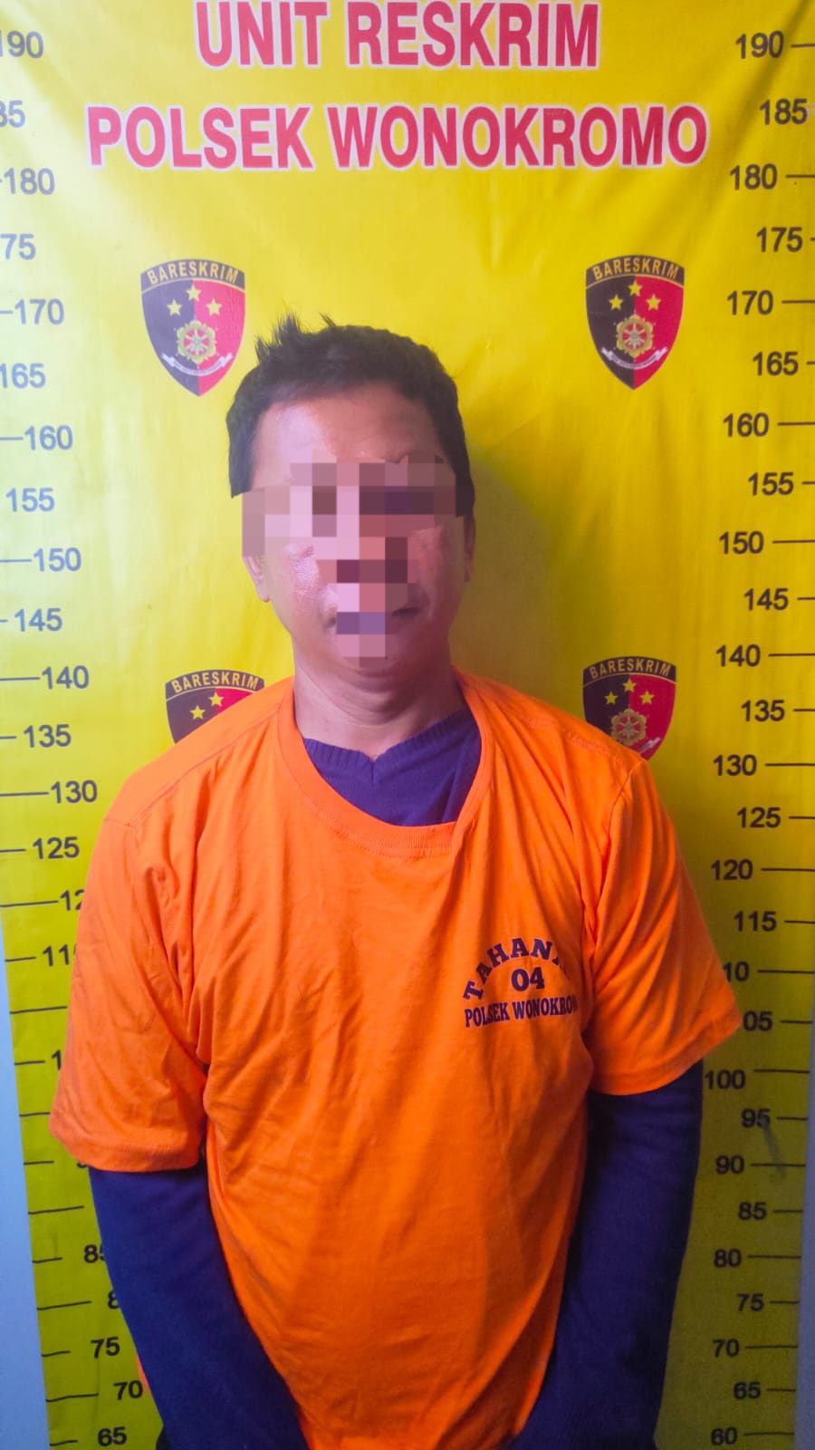 DITAHAN : Tersangka Abdul Latip Daulai diamankan di Mapolsek Wonokromo. Pencuri kotak amal ini ditangkap usai beraksi di musala Bratang Gede, Surabaya. (IST/RADAR SURABAYA)