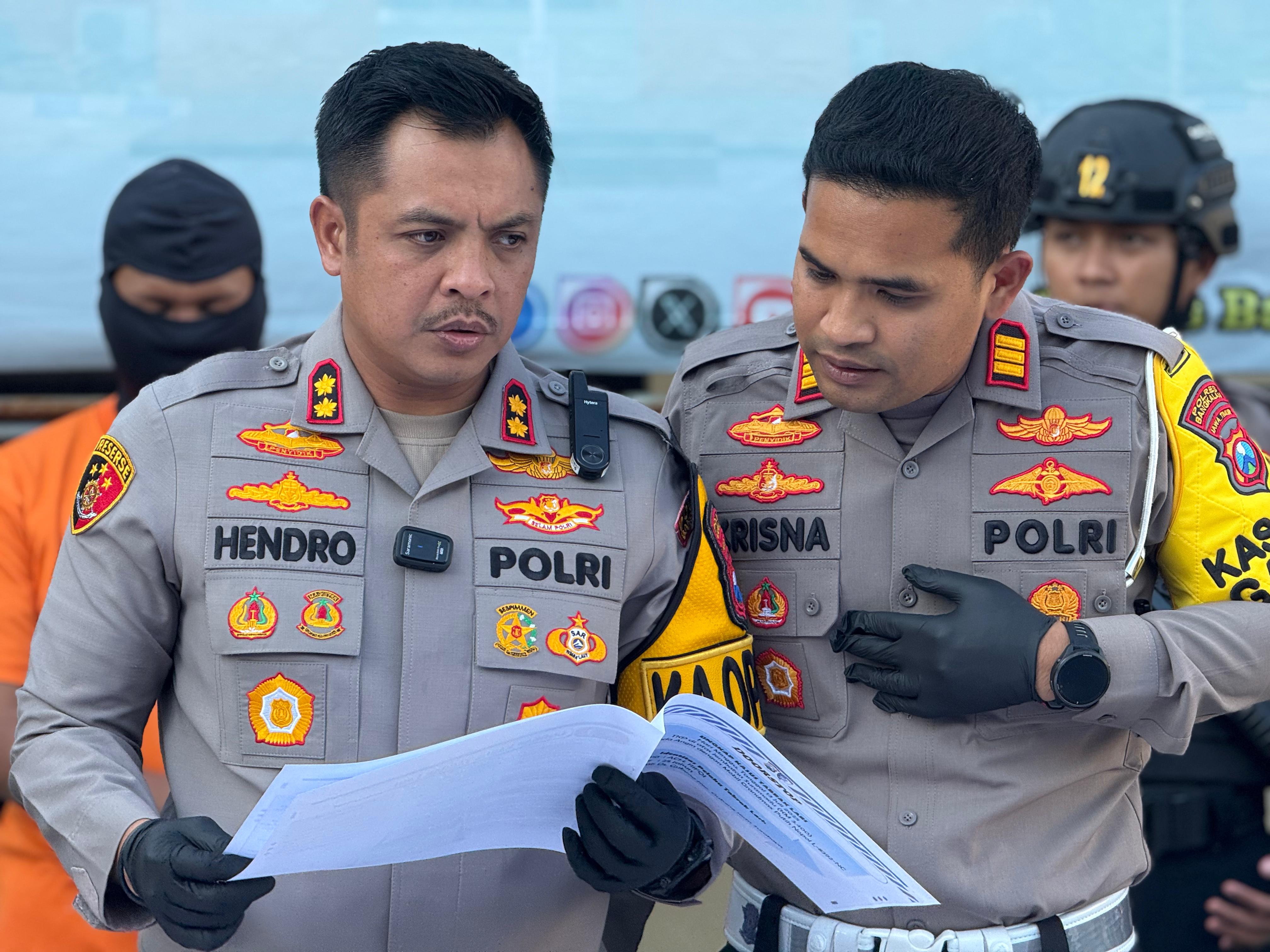 TERUNGKAP : Tersangka AR warga Gubeng, Surabaya, (belakang baju oranye) ditangkap Polres Bangkalan usai menabrak pesepeda di Jembatan Suramadu sisi Bangkalan, Madura. (IST/RADAR SURABAYA)