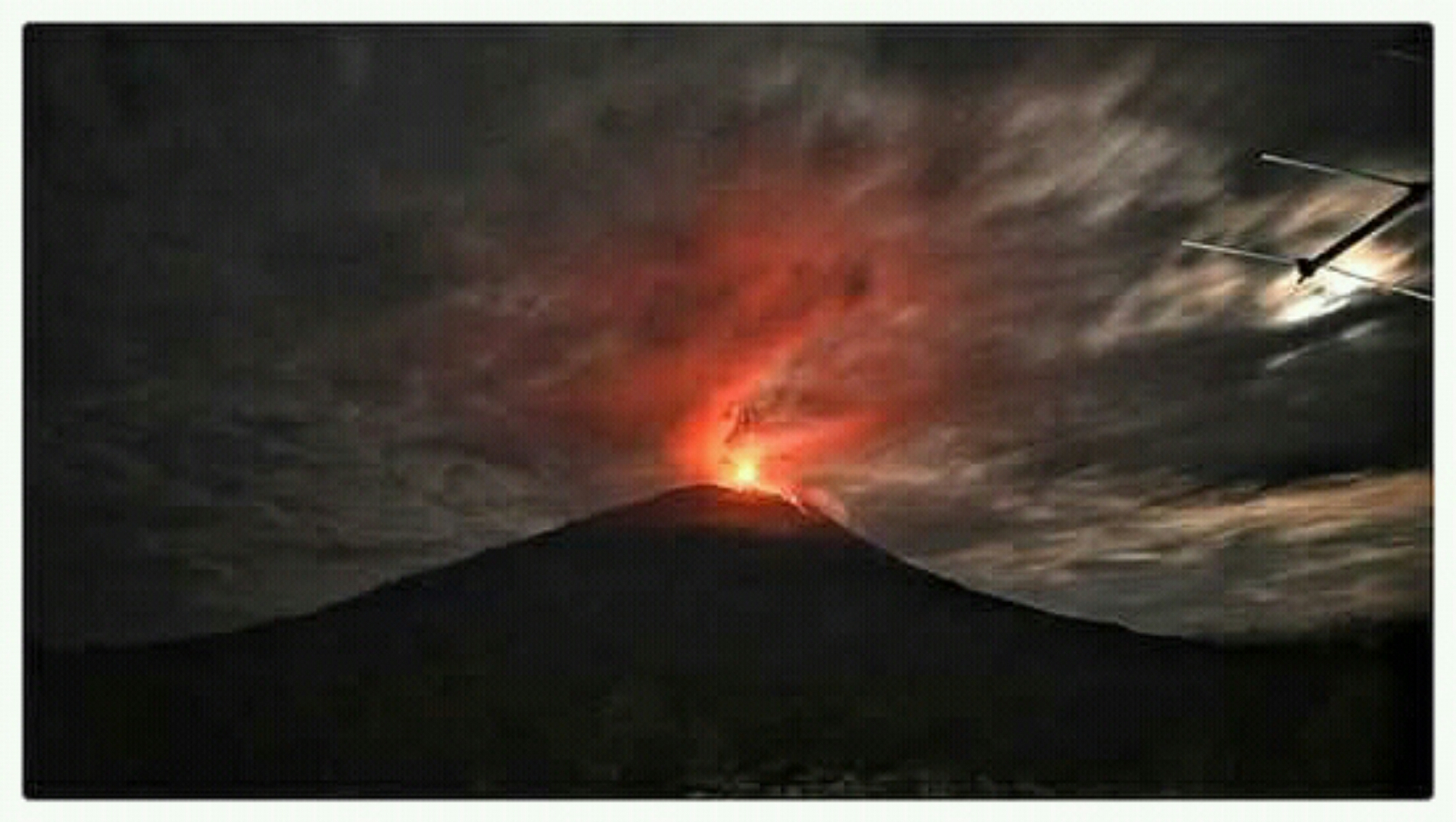 Gunung Ile Ape alias Lewotolok di Lembata NTT masih erupsi. (IST)