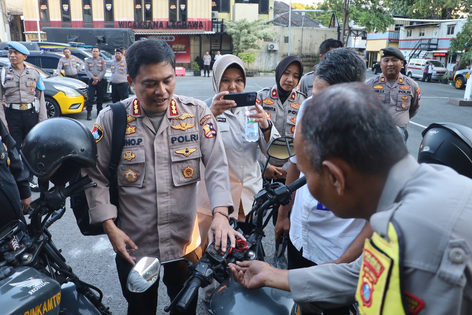 PERIKSA : Tim peneliti dari Puslitbang Polri periksa kendaraan operasional di Polres Pelabuhan Tanjung Perak. (IST/RADAR SURABAYA)