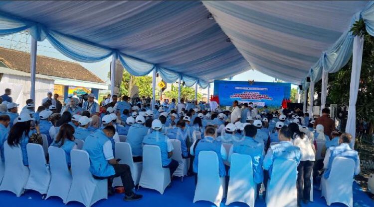 Presiden Prabowo Subianto meresmikan program nasional Koperasi Desa/Kelurahan Merah Putih (KDMP) di Desa Bentangan, Kecamatan Wonosari, Kabupaten Klaten, Jawa Tengah, Senin (21/7).