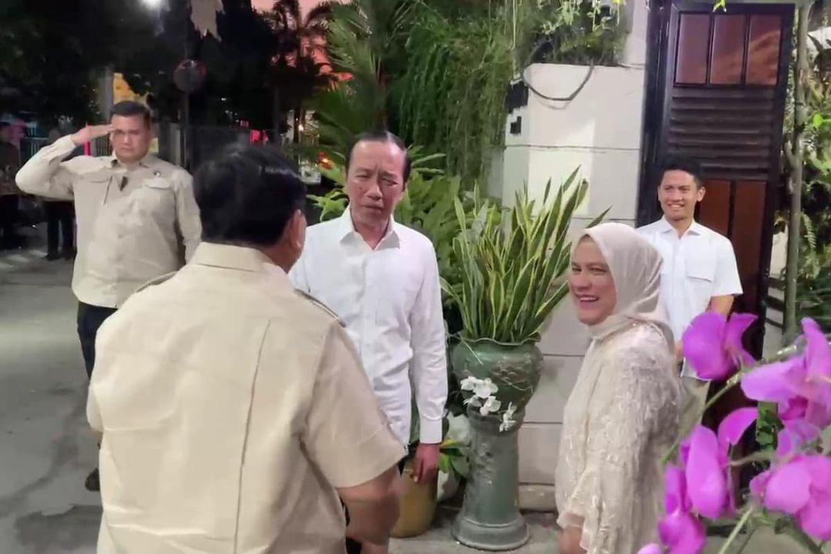 Prabowo Subianto menyempatkan diri mengunjungi Presiden Joko Widodo (Jokowi) di kediamannya di Solo, Jawa Tengah, Minggu (20/7), usai menjalani kunjungan luar negeri selama dua pekan.