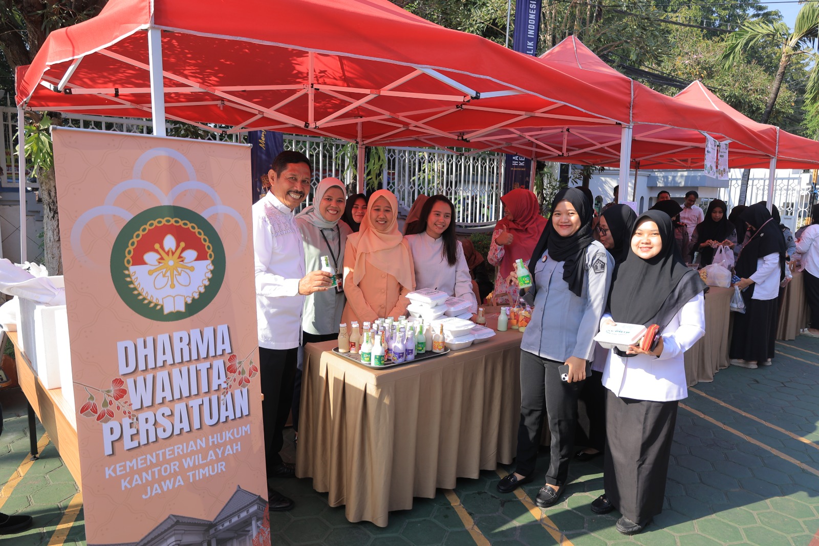 PEMBERDAYAAN: Kantor Wilayah Kementerian Hukum Jawa Timur menggelar Bazar UMKM dan Khitan Gratis dalam rangka memperingati Hari Pengayoman ke-80 pada Selasa (22/7/2025).