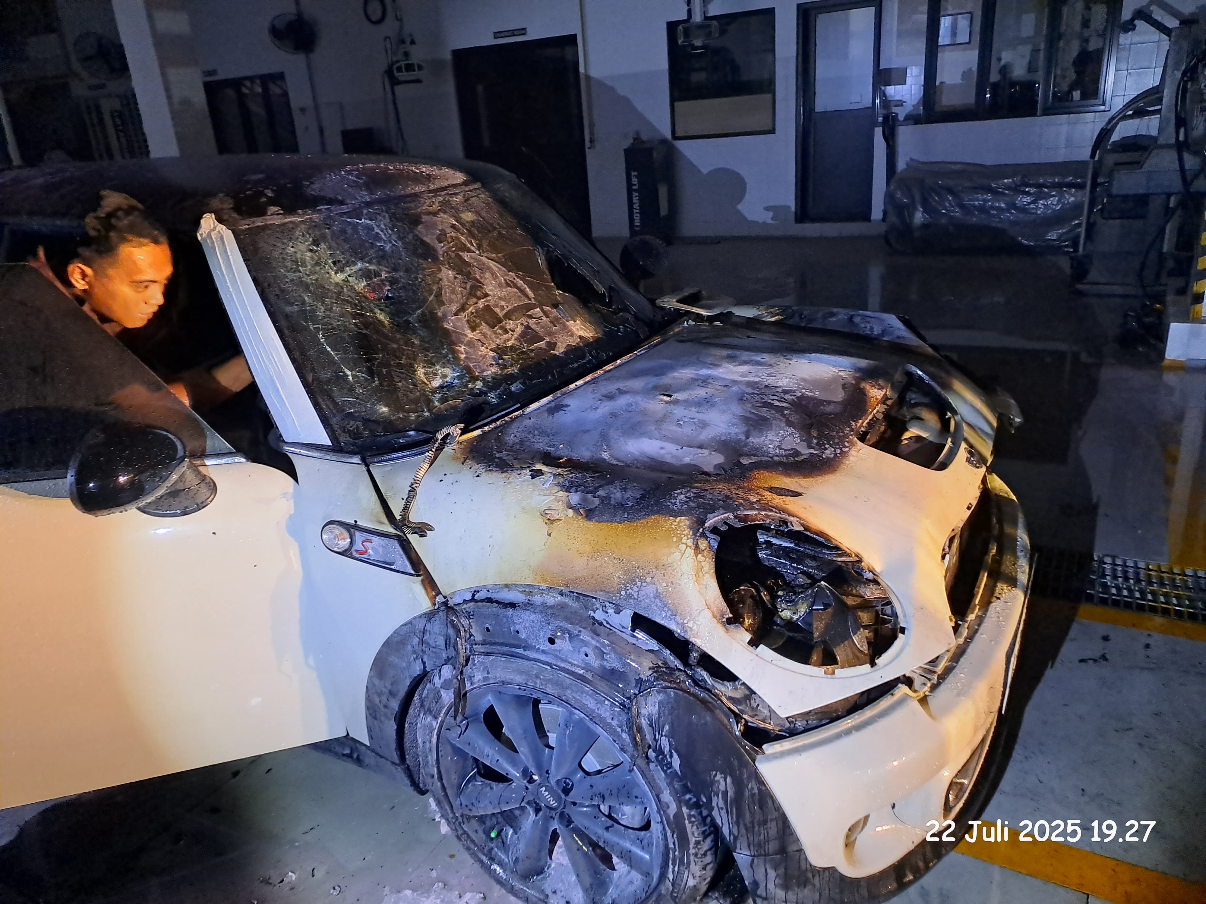 HANGUS : Kondisi mobil Mini Cooper S usai terbakar di showroom Jalan HR Muhammad, Surabaya. (IST/RADAR SURABAYA)