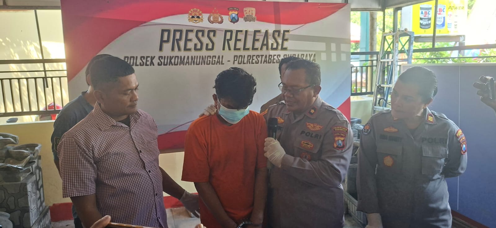 DIAMANKAN : Tersangka curanmor MR asal Sampang yang dihajar massa di Simo Hilir Baru, Simomulyo Baru, Surabaya, ternyata residivis sudah dua kali ditahan. (MAHRUS/RADAR SURABAYA)