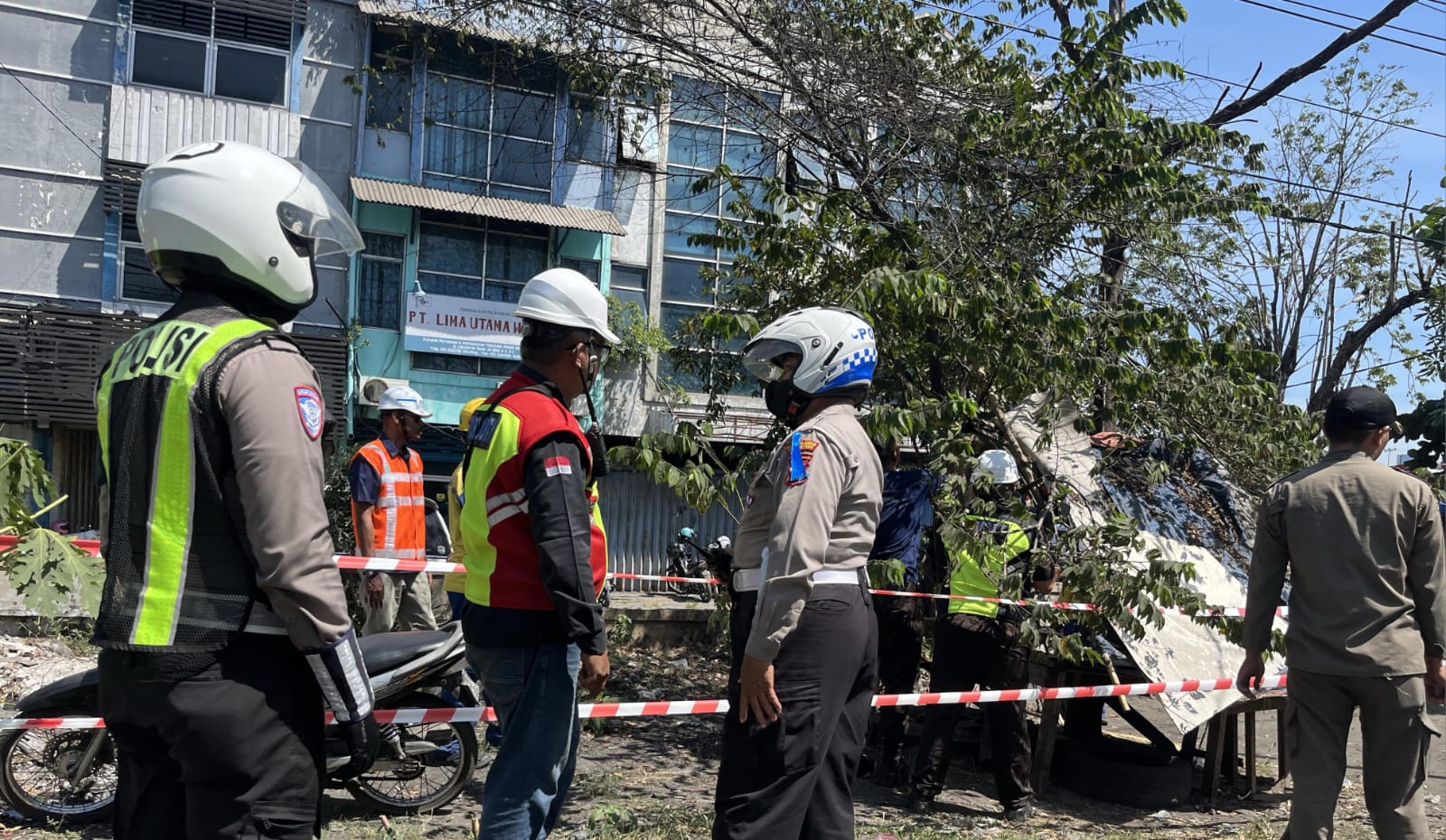 LANCAR : Polres Pelabuhan Tanjung Perak melakukan penertiban PKL dan parkir liar di Jalan Tanjung Tembaga, Surabaya. (IST/RADAR SURABAYA)