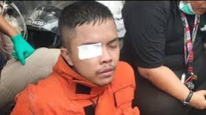 Di tengah kepanikan warga dan kobaran api yang melahap puluhan rumah, seorang petugas pemadam kebakaran justru menjadi korban lemparan sambal kacang.