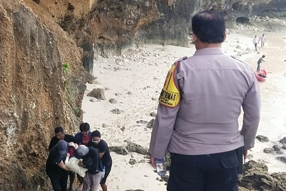 Insiden terjadi sekitar pukul 16.30 WITA ketika korban bernama Kim Jung Mo, 52 dan Jang Dea Sik, 62, jatuh ke laut akibat kesulitan saat proses pendaratan.