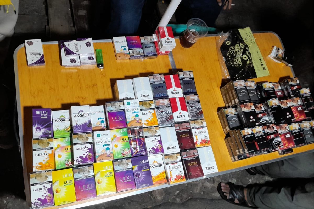 industri rokok skala kecil menyerap lebih dari 600 ribu tenaga kerja langsung, dan jutaan lainnya di sektor distribusi.