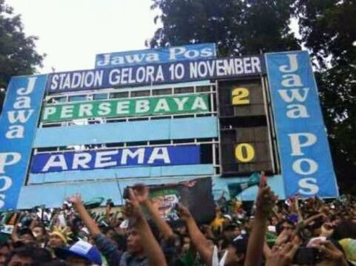 MELUAP: Kebahagiaan Bonek ketika tim kebanggaan mereka, Persebaya, berhasil menundukkan Arema 2-0 di Stadion Gelora 10 November Surabaya, 15 tahun lalu.