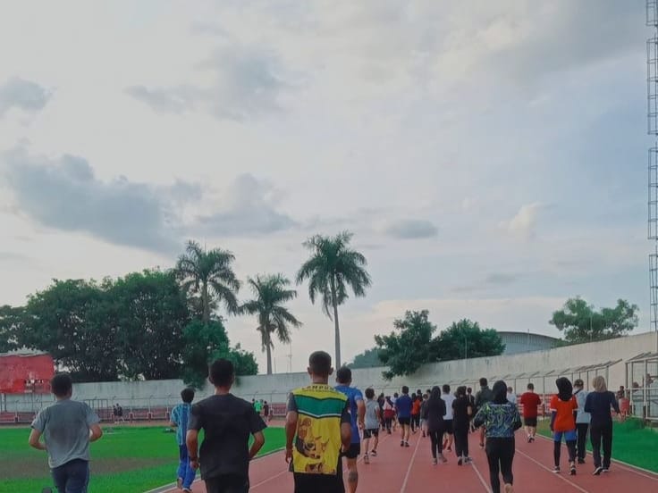 Olahraga di pagi hari terbukti memberikan manfaat signifikan bagi kesehatan jantung, paru-paru, hingga keseimbangan emosional. Sejumlah studi menunjukkan bahwa aktivitas fisik antara pukul 7 hingga 11