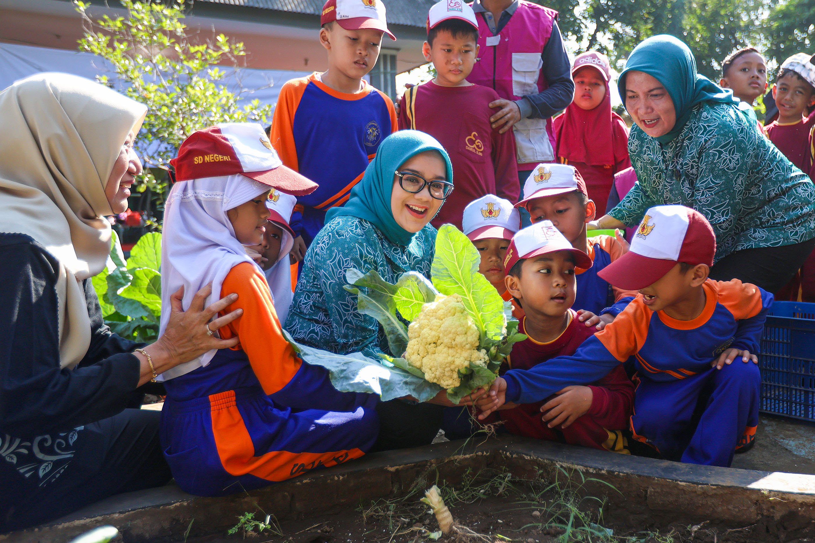 Peringatan Hari Anak Nasional (HAN) 2025 dimeriahkan dengan kegiatan memanen sayur untuk edukasi ketahanan pangan. (DIMAS/RADAR SURABAYA)