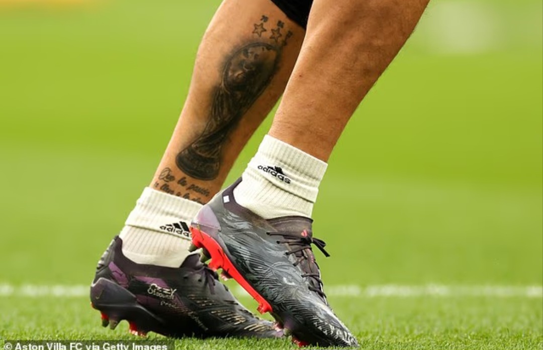 Kiper Emiliano Martinez mengenakan sepatu khusus yang terinspirasi oleh Osbourne dan Black Sabbath saat melawan Spurs.