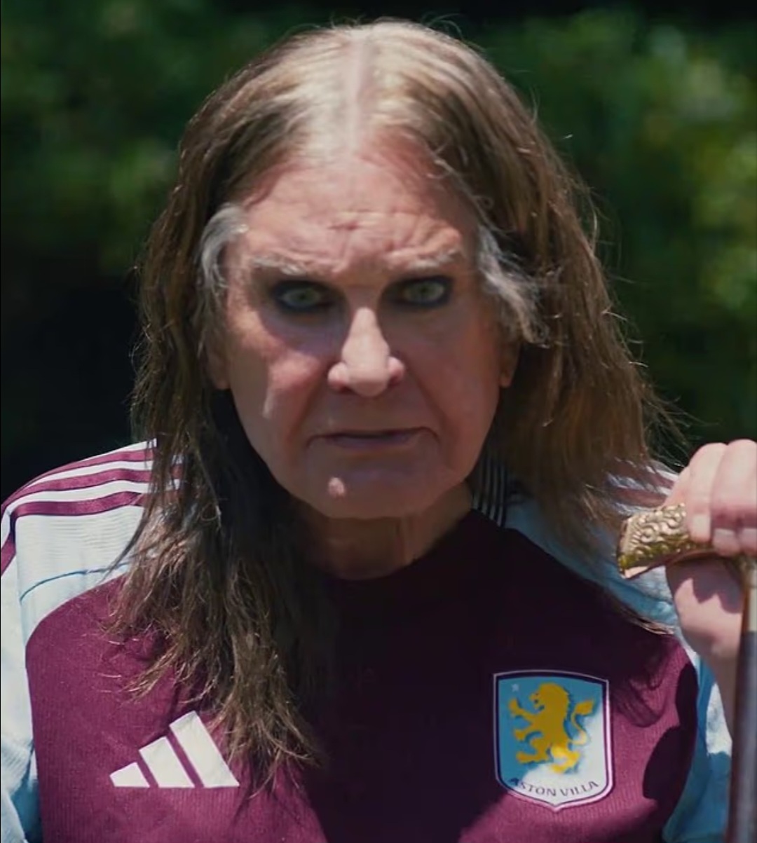 Ozzy Osbourne juga menjadi bagian dari video peluncuran seragam kandang Aston Villa untuk musim 2024-25 lalu.