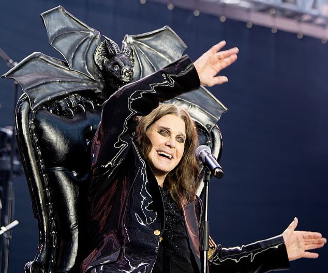 Ozzy Osbourne meninggal dunia pada usia 76 tahun, kurang dari tiga minggu setelah memainkan konser perpisahannya di stadion Aston Villa, Villa Park.