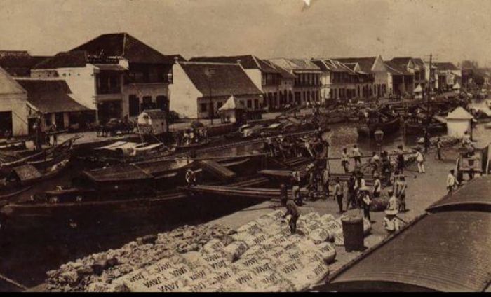 SIBUK: Aktivitas bongkat muat di Kalimas Barat yang menunjukkan sistem perdagangan di Kota Surabaya sudah ramai sejak zaman dulu.
