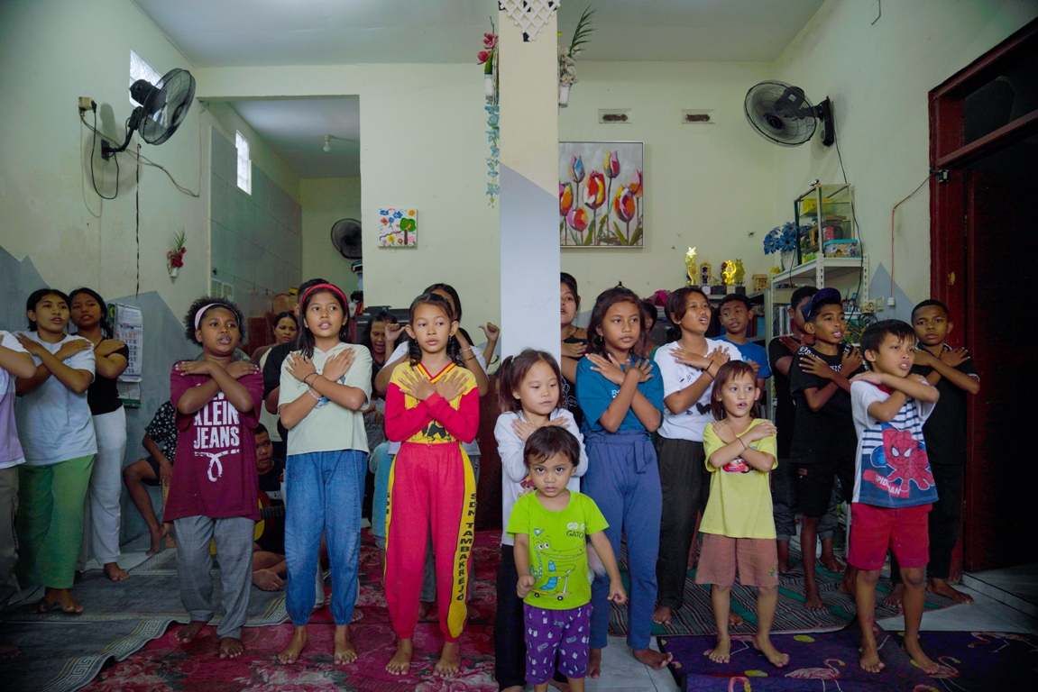 SENANG: Anak binaan panti antusias mengikuti kegiatan selama kunjungan J&T Cargo.