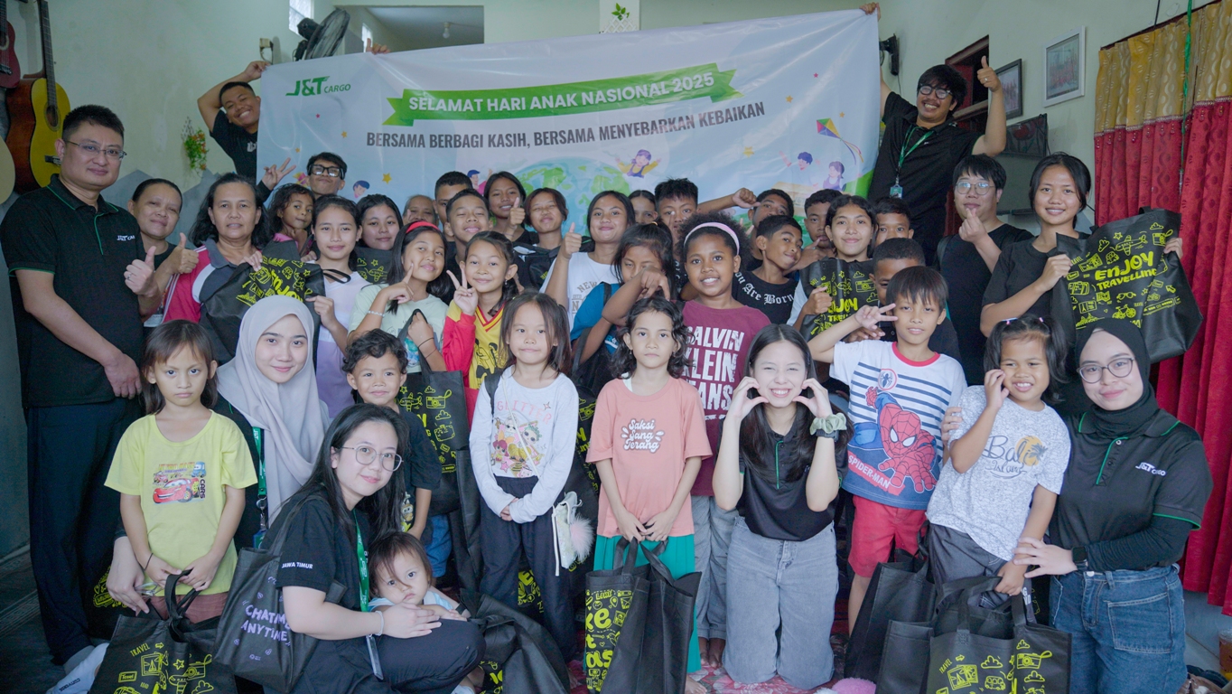 ANTUSIAS: Hari Anak Nasional dirayakan bersama anak binaan Panti Asuhan Sola Gratia di Sidoarjo, Surabaya.