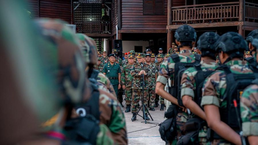 China menyerukan penyelesaian damai melalui jalur diplomasi guna menghindari eskalasi lebih lanjut.
