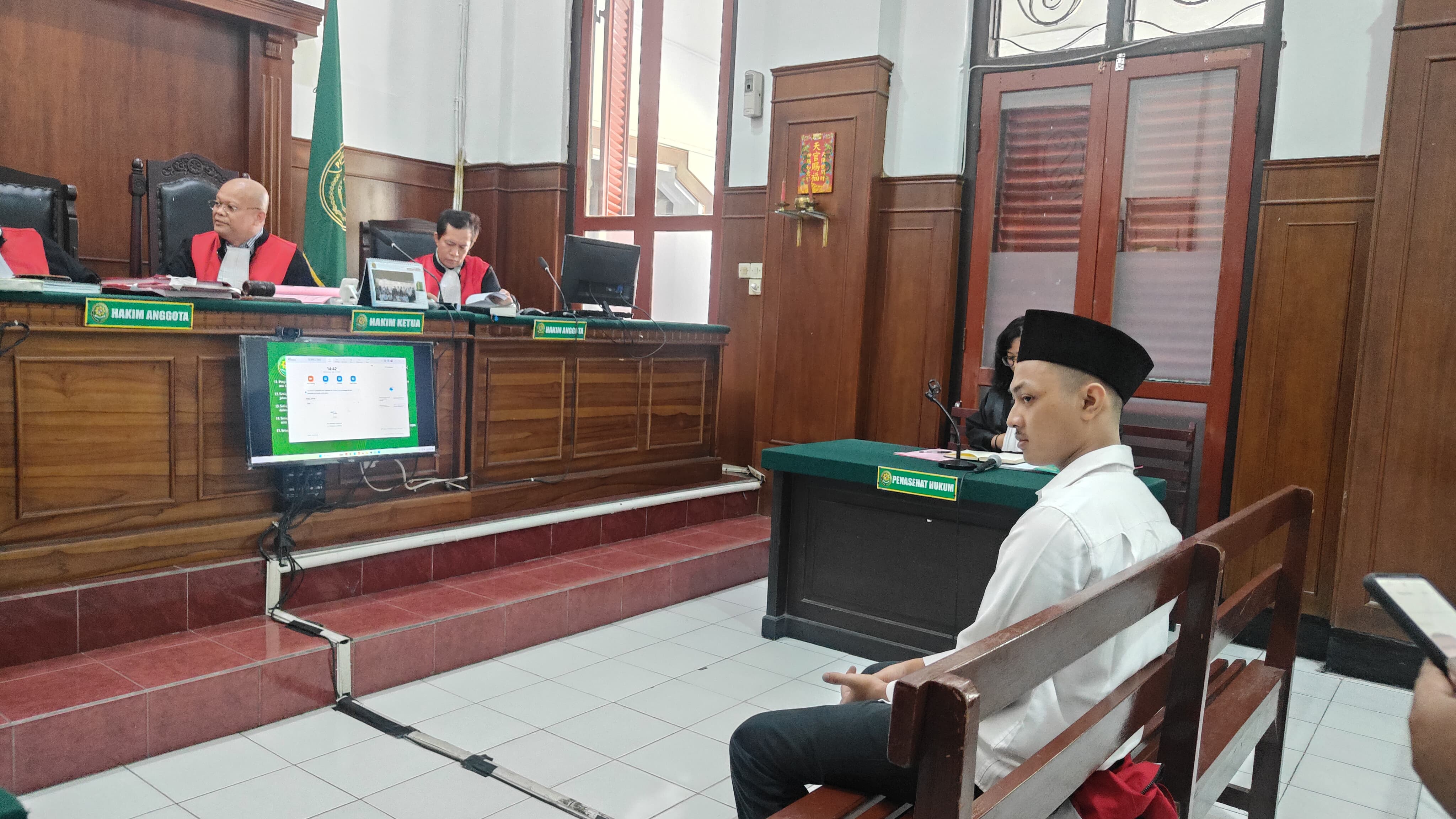 KEAHLIAN : Terdakwa Arnova disidang usai bobol 49 akun marketplace di Amerika hingga Rp 150 juta. Ia disidang di PN Surabaya. (SURYANTO/RADAR SURABAYA)