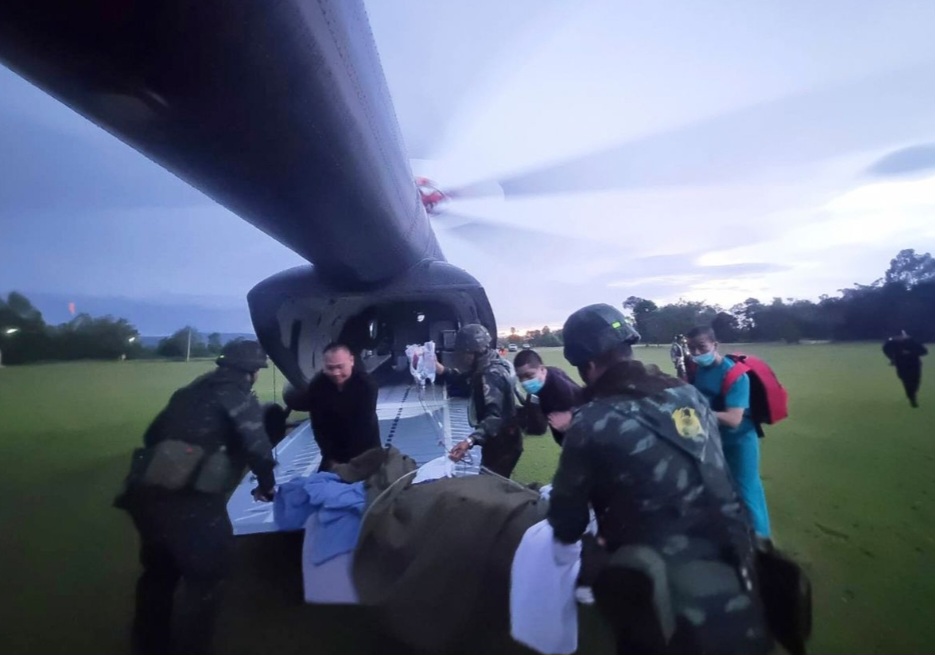 Seorang tentara Thailand yang terluka akibat menginjak ranjau darat diterbangkan ke rumah sakit di Provinsi Ubon Ratchathani, Thailand, pada hari Rabu. Angkatan Darat Kerajaan Thailand/AP