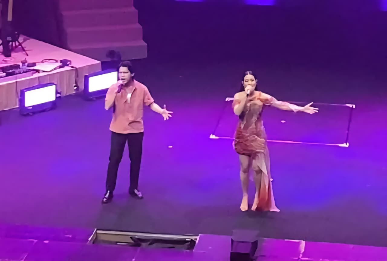 Penampilan istimewa ini semakin lengkap dengan kehadiran dua penyanyi pria berbakat, Barsena Bestandhi dan Rony Parulian, yang tampil sebagai bintang tamu spesial.