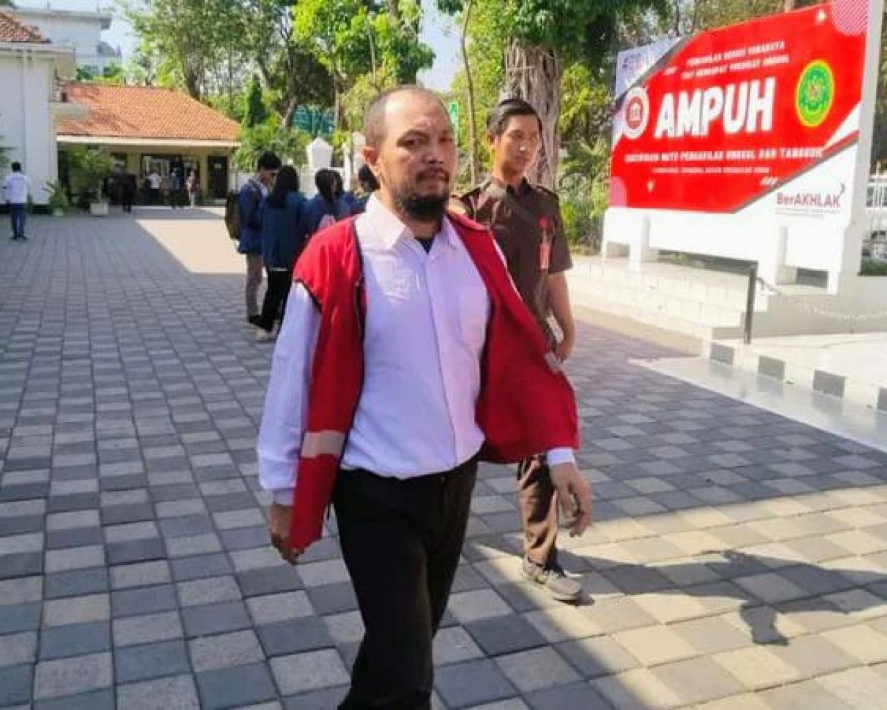 Dugaan kelalaian dalam pengamanan terdakwa oleh Jaksa Penuntut Umum (JPU) Kejaksaan Negeri Surabaya.