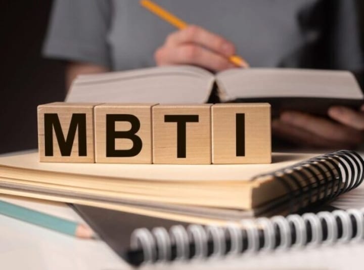 Istilah Omnivert mungkin belum sepopuler introvert dan ekstrovert, namun kepribadian ini memiliki karakter unik yang sering membingungkan banyak orang.