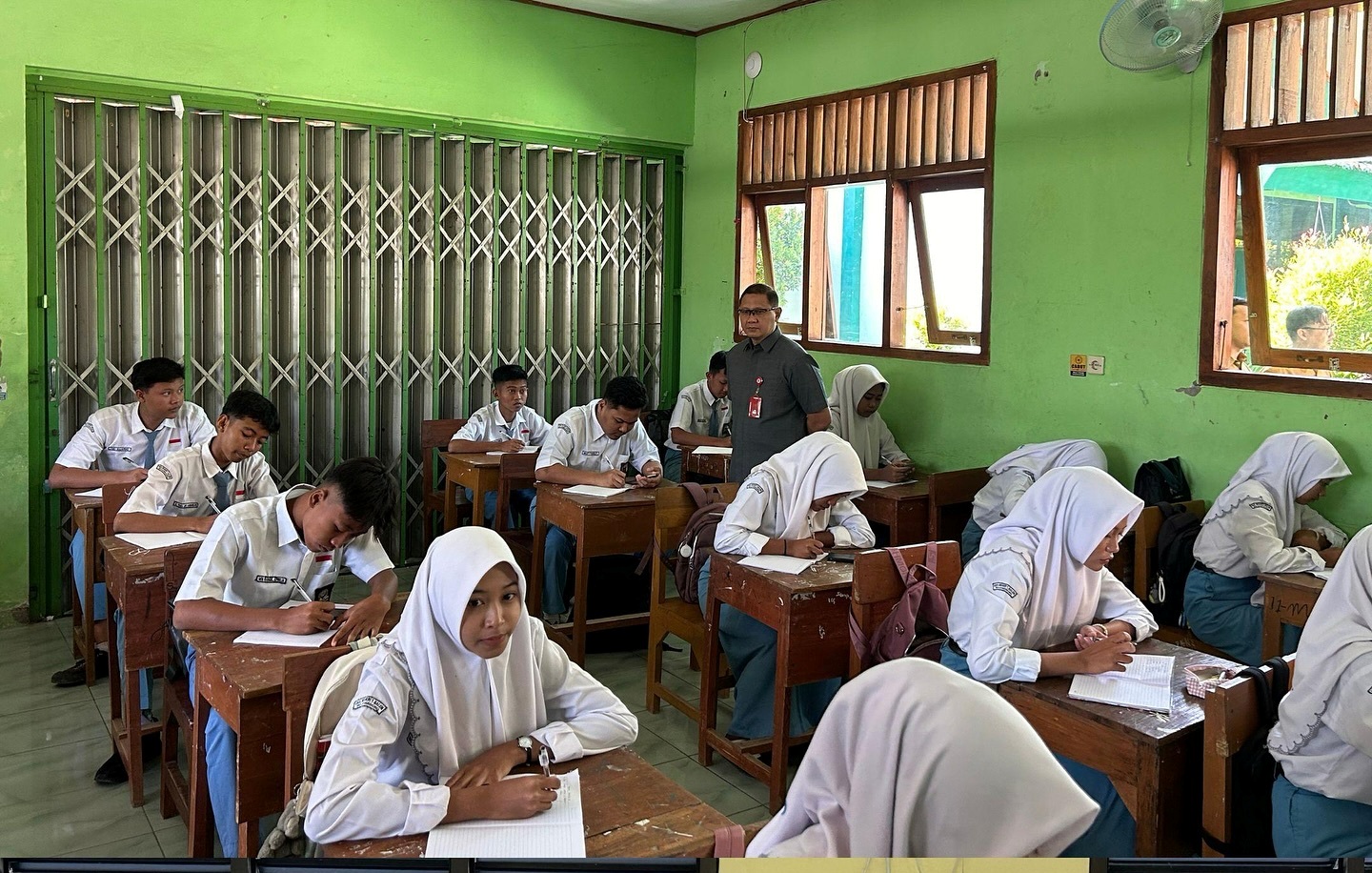 Kepala Dinas Pendidikan Jawa Timur Aries Agung Paewai  bersama peserta didik SMAN 1 Balen Bojonegoro. (IST)