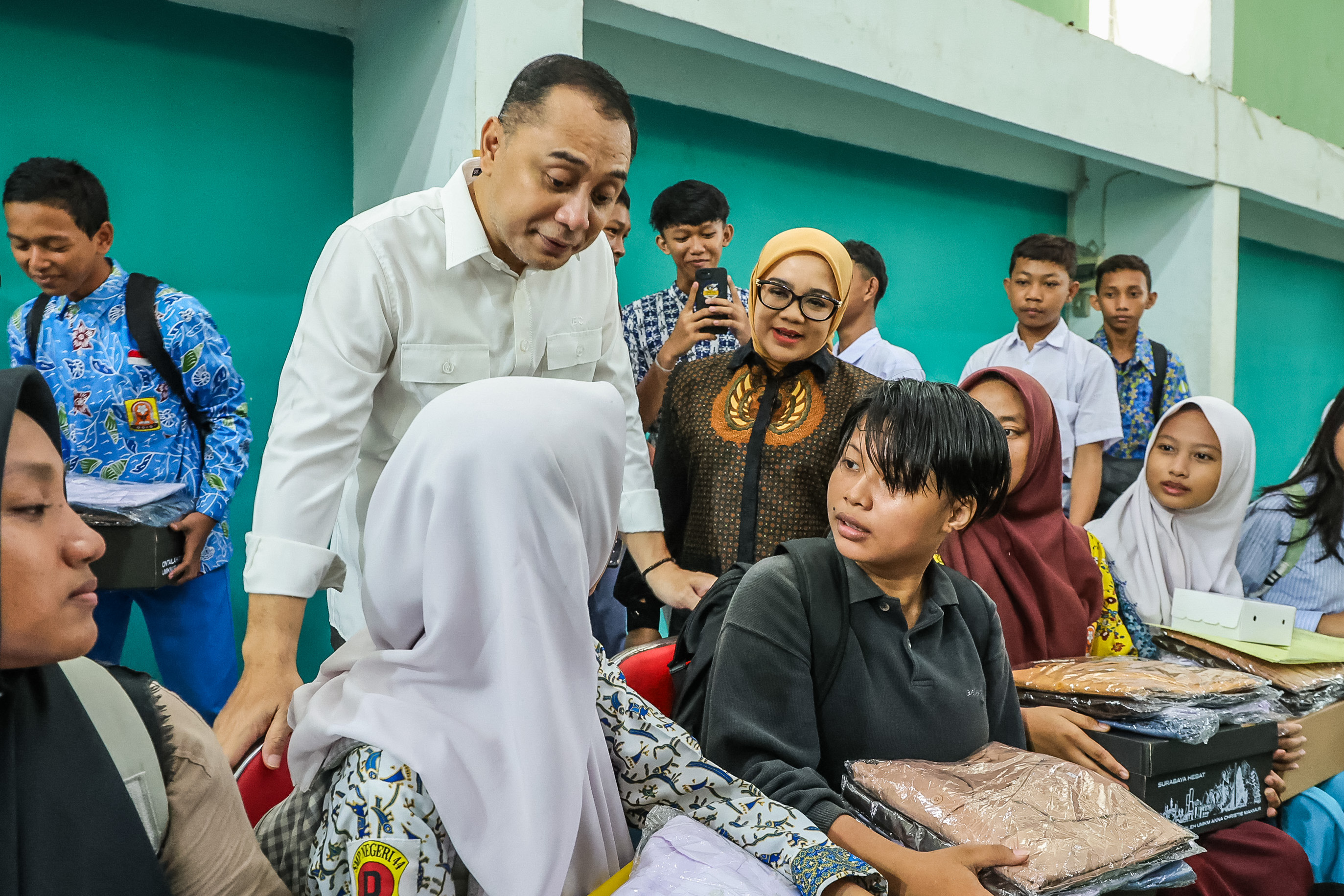 Wali Kota Surabaya Eri Cahyadi saat meninjau pembagian seragam gratis pada siswa dari keluarga miskin di Gelanggang Remaja Surabaya, Kamis (24/7).
