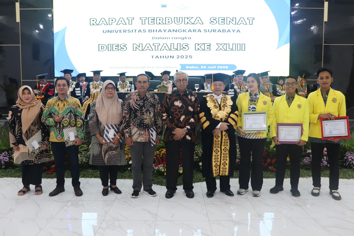 Kegiatan Rapat Terbuka Senat Ubhara Surabaya dalam rangka Dies Natalis ke-43 Tahun 2025, Graha Bhayangkara, Rabu (23/7).