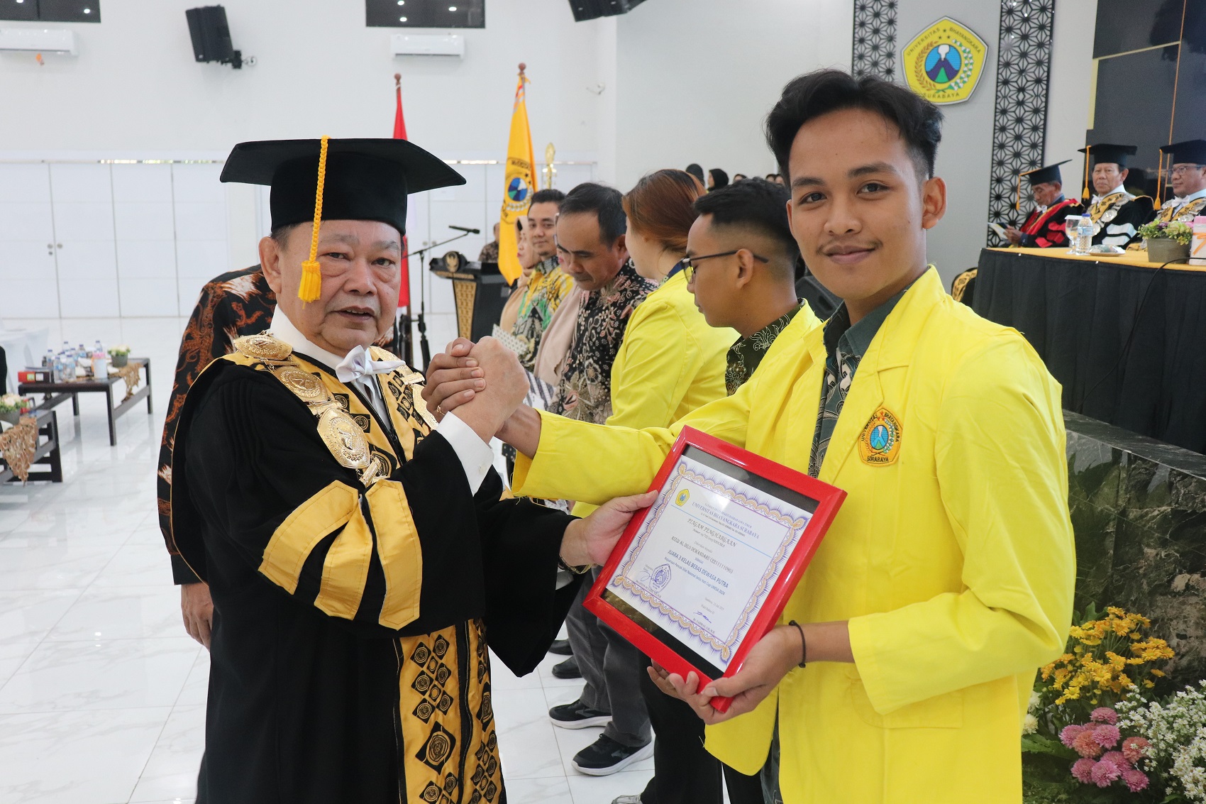 Rektor Ubhara Surabaya Irjen Pol (Purn) Drs Anton Setiadji SH MH saat memberikan penghargaan kepada mahasiswa.