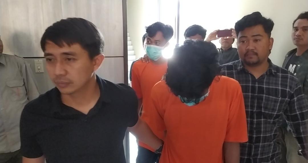 DIRINGKUS : Dua tersangka anggota ormas yang ditangkap terkait kasus pemerasan pejabat saat diamankan Polda Jatim. (M MAHRUS/RADAR SURABAYA)