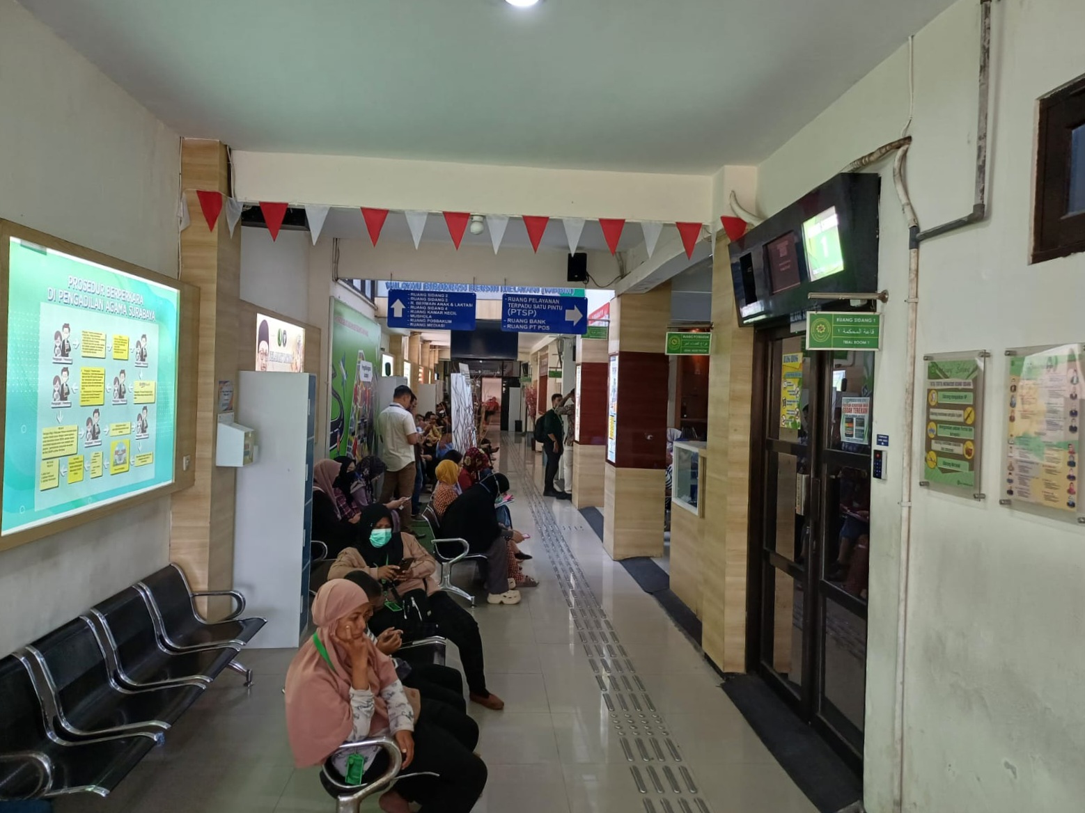 RIBUAN : PA Surabaya mencatat hingga Juni 2025 sebanyak 2.930 perkara gugatan perceraian diajukan. Beberapa terkait pinjol dan paylater. (SURYANTO/RADAR SURABAYA)
