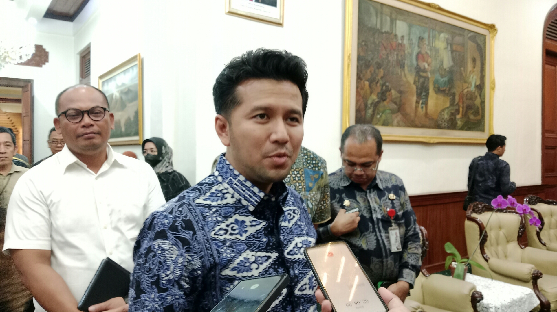 Wagub Jatim Emil Elestianto Dardak memberi keterangan kepada wartawan. (MUS PURMADANI/RADAR SURABAYA)