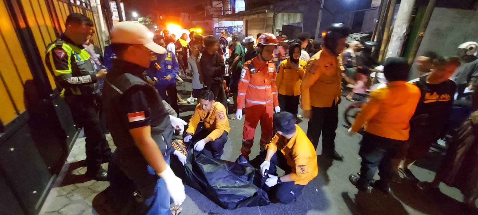 EVAKUASI : Tiga remaja terlibat kecelakaan, salah satu korban dinyatakan meninggal dunia di Jalan Dukuh Bulak Banteng, Surabaya. (IST/RADAR SURABAYA)
