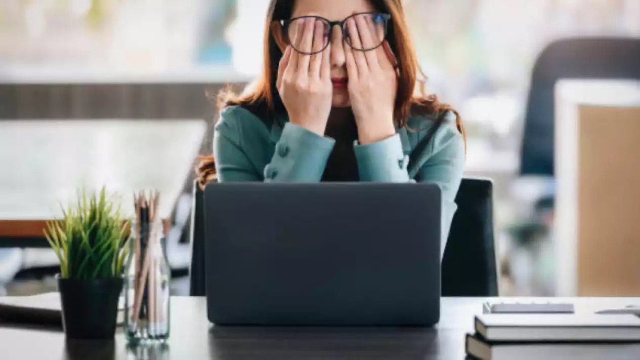 Konsep work-life balance selama ini dianggap sebagai solusi ideal dalam dunia kerja modern. Namun seiring waktu, banyak kalangan menilai pendekatan ini sulit dipraktikkan.