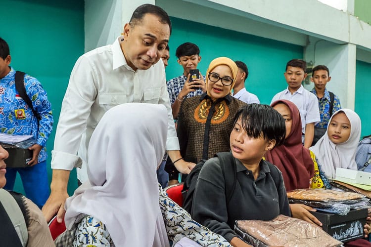 Sebanyak 6.114 siswa tingkat SMA/SMK di Surabaya menerima bantuan perlengkapan sekolah secara gratis.