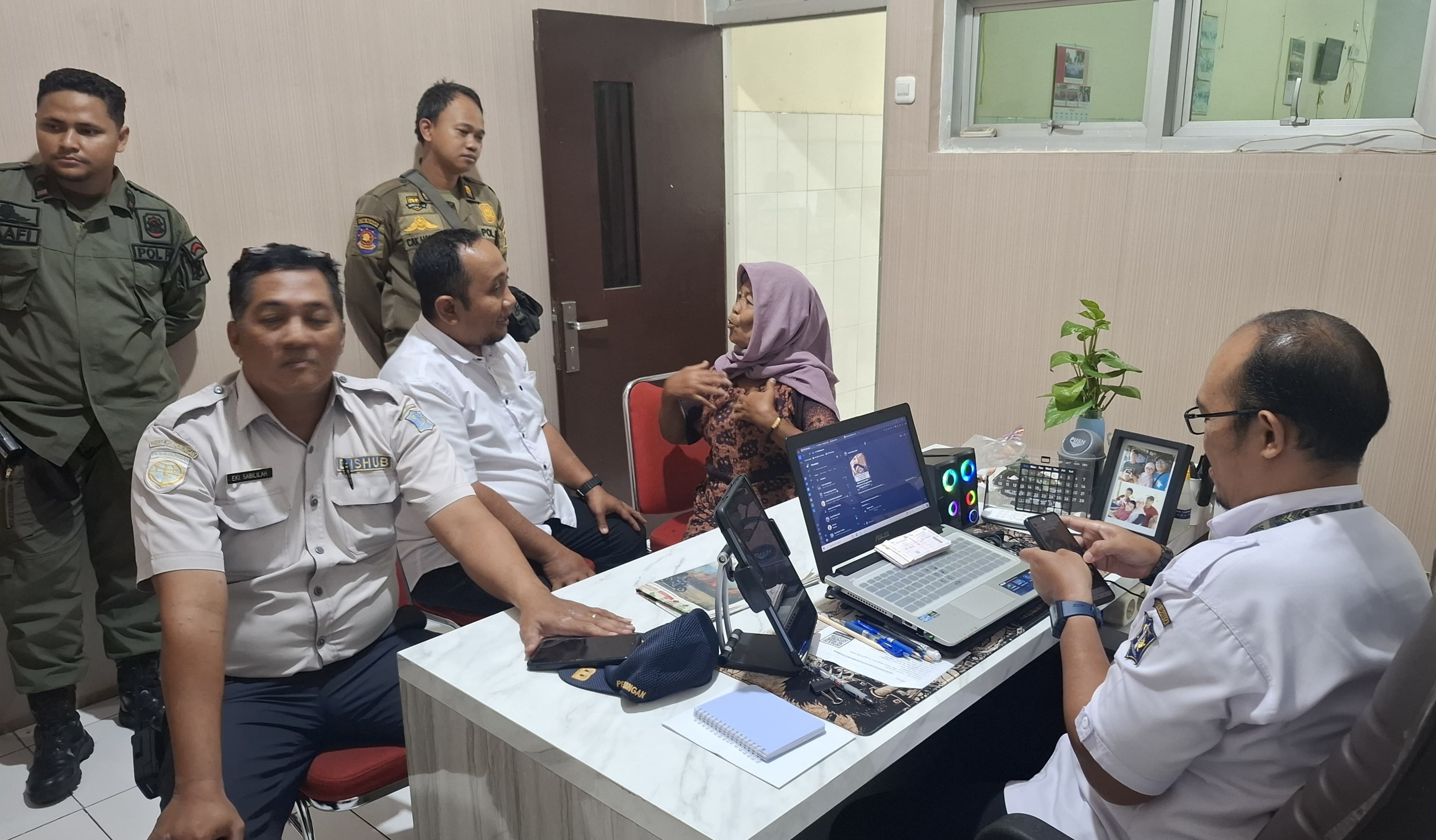 Nenek Sukinah mendapat pembinaan gara-gara menjadi jukir liar di Surabaya Utara. (IST)