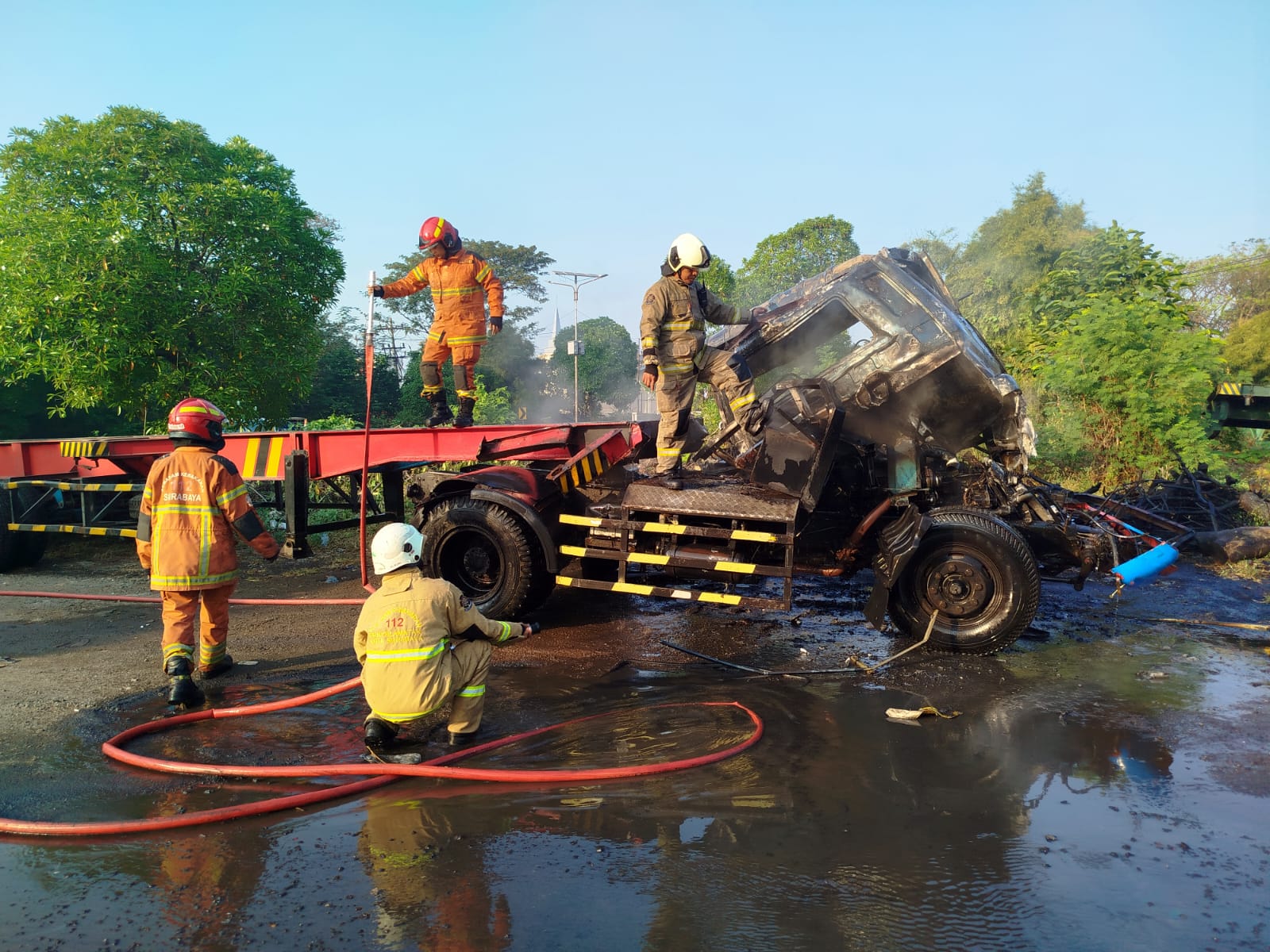 HANGUS : Kondisi truk tronton bekas kecelakaan yang terparkir di lahan Jasa Marga, Exit Tol Satelit, Surabaya. Truk ini tiba-tiba terbakar. (IST/RADAR SURABAYA)