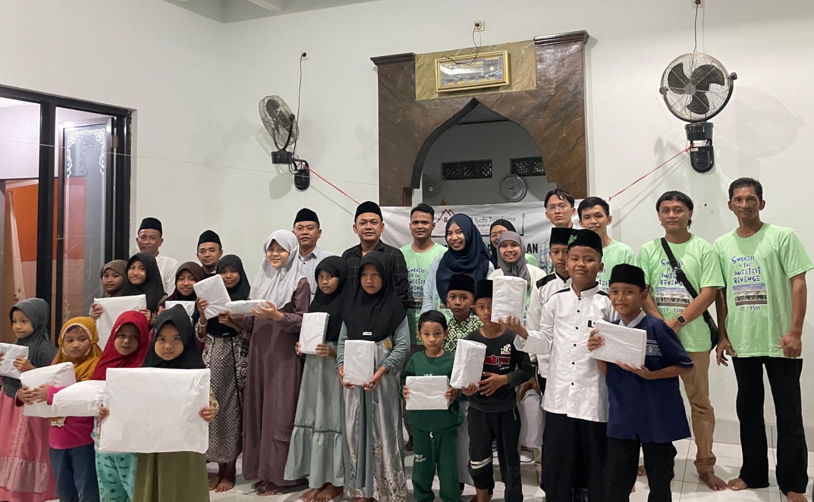 WUJUD KEPEDULIAN SOSIAL: Anak-anak TPQ Darut Tarbiyah antusias menerima bingkisan dari PT Indie Syafa Transforma dalam kegiatan silaturahmi dan sosialisasi proyek Tosca Syafa Marine (TSM).