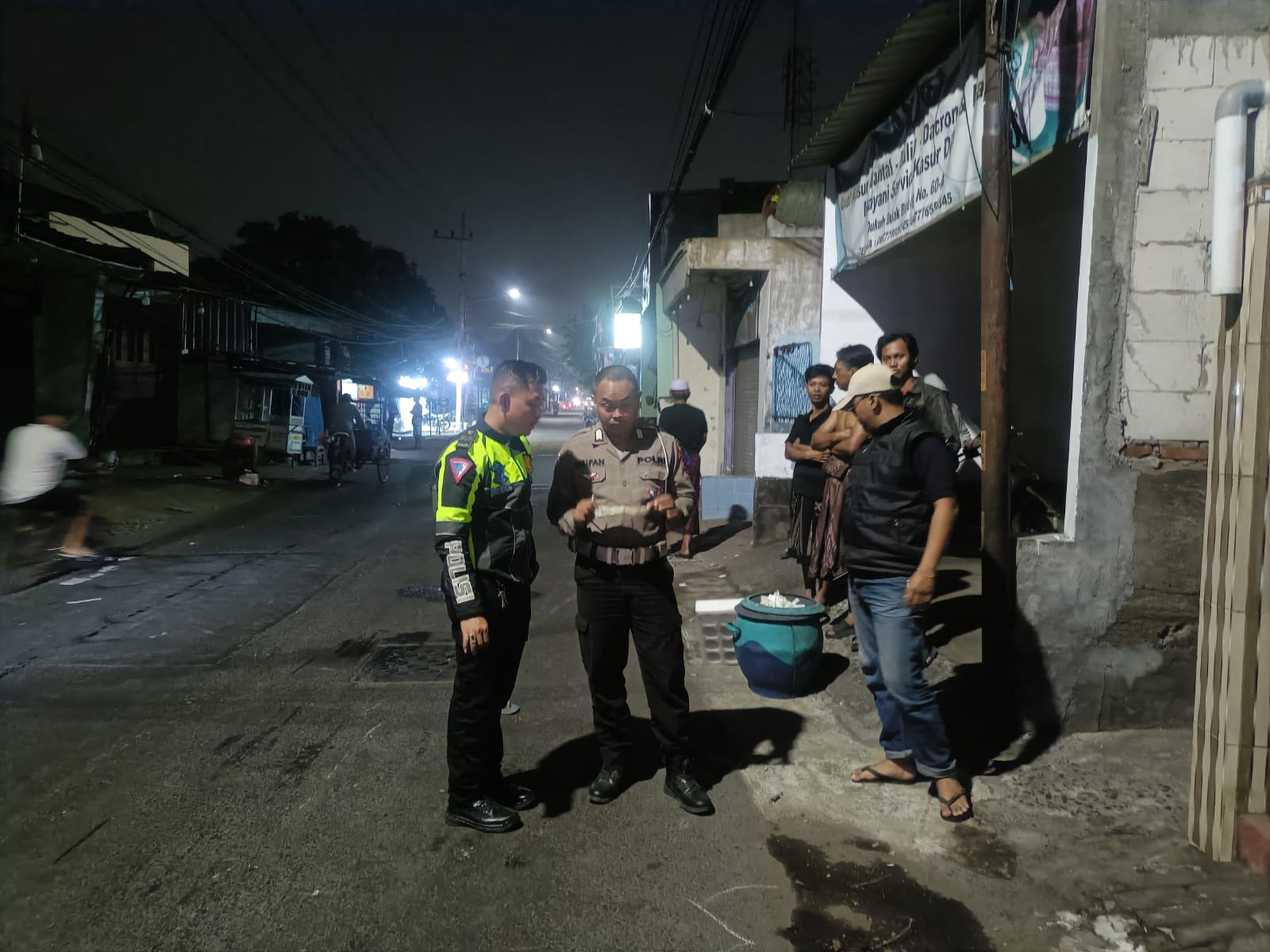 PENYELIDIKAN : Satlantas Polres Pelabuhan Tanjung Perak menyelidiki kejadian kecelakaan di Jalan Dukuh Bulak Banteng, Surabaya. Dalam kejadian ini satu remaja meninggal dunia.(IST/RADAR SURABAYA)